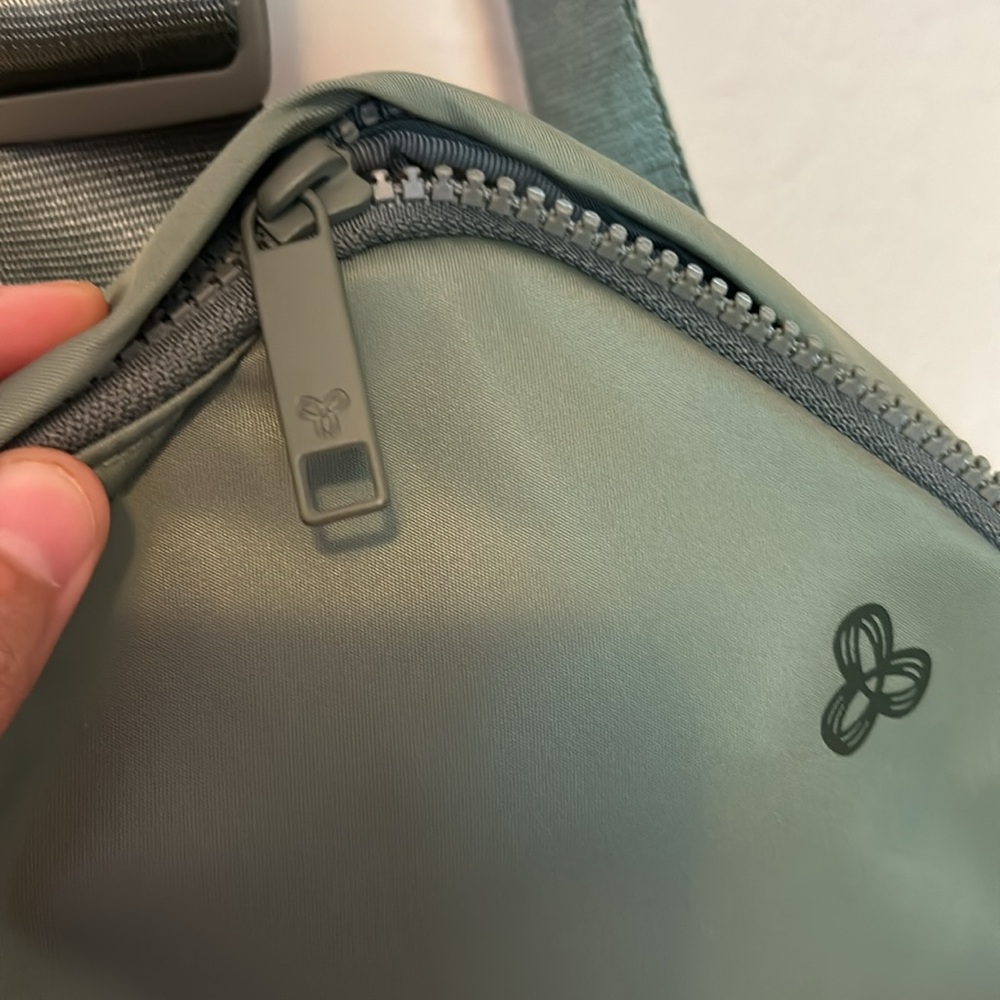 Aritzia TnAction On-The-Way Belt Bag - Picture 4 of 4